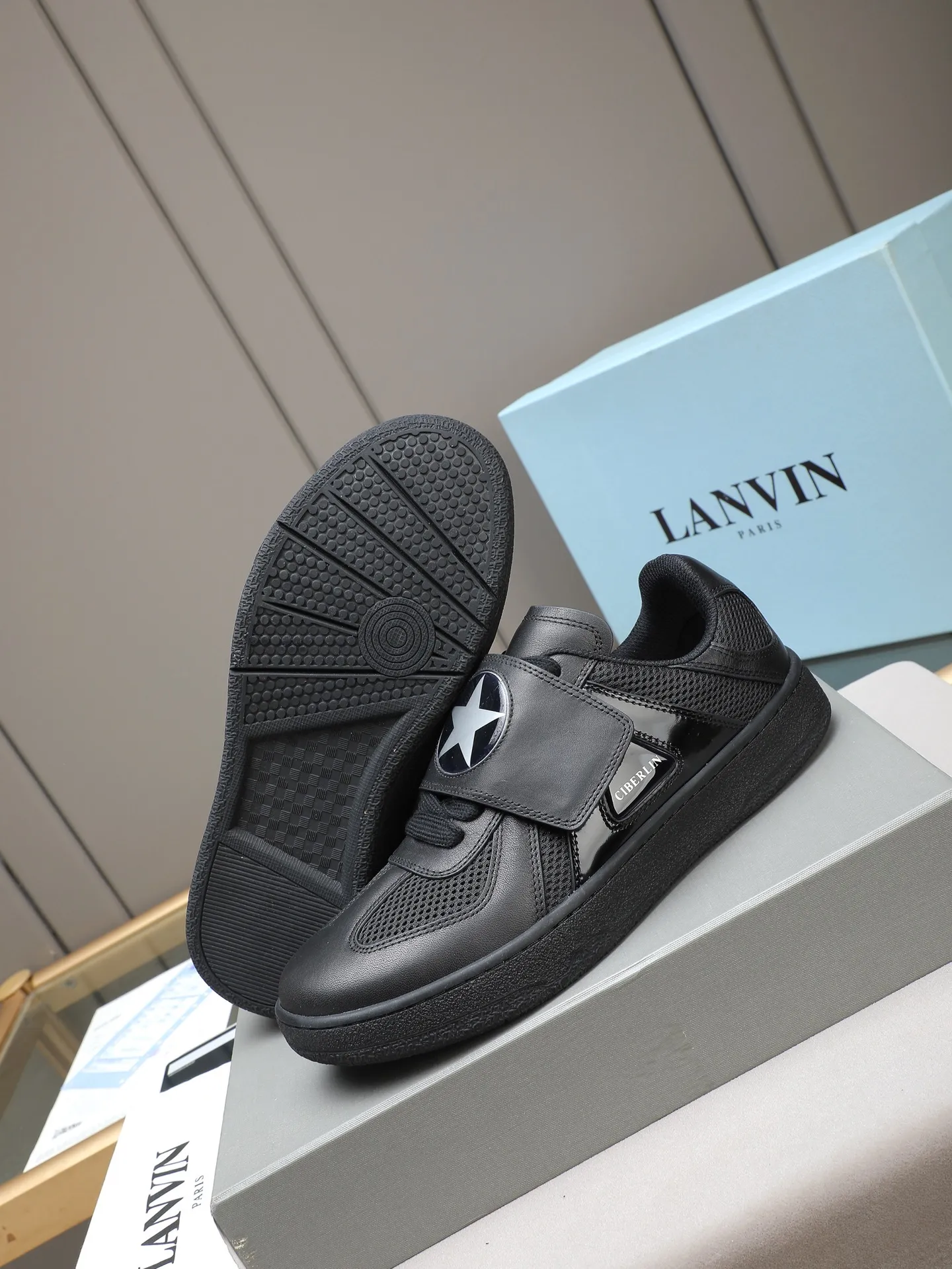 Men's shoes 💰600 [LANVIN] The latest fashionable item! High quality CLAY series‼ ️ The latest trendy products of the season 🌈Many bloggers have planted grass and purchased the original open-mold customization. The upper and outsole are sewn with mark threads without edge sealing. Multiple material splicing combination design. Very versatile for fashionable and casual wear. Comfortable on the feet. Self-recommended. Upper cowhide + cow suede + breathable mesh lining. Foot-padding cowhide. Exclusive original open-mold clear logo rubber outsole ⚠️38-44 (customized for 45)